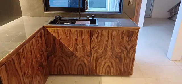 Cocina en U de madera veteada y gris — foto 3
