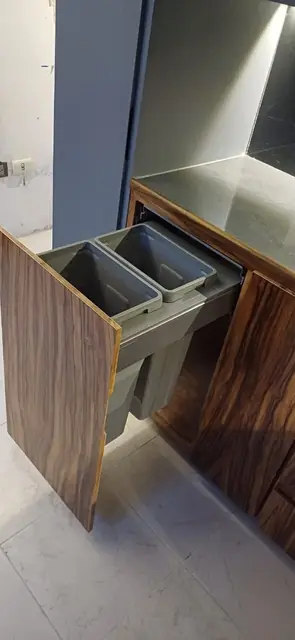 Cocina en U de madera veteada y gris — foto 9