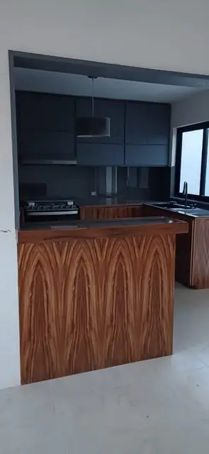 Cocina en U de madera veteada y gris — foto 11