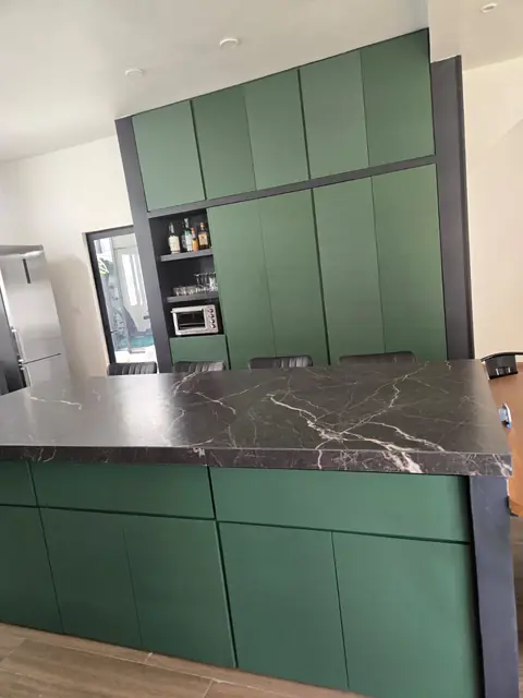 Cocina verde con repisas de madera — foto 4