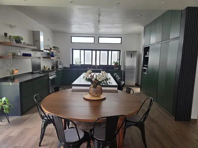 Cocina verde con repisas de madera — foto 5