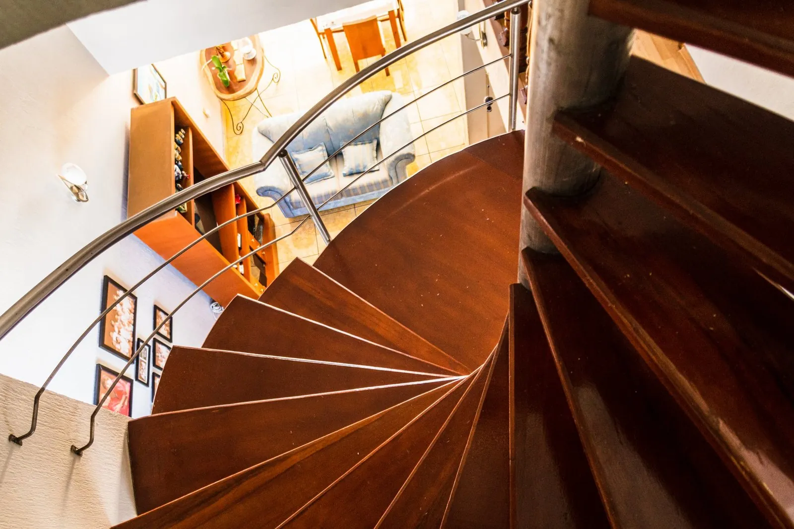 Escalera de caracol en madera