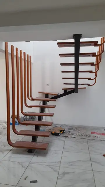 Escalera flotante con barandal de madera — foto 2