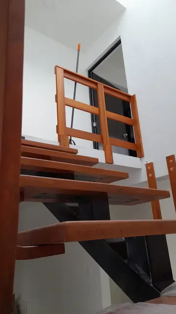 Escalera flotante con barandal de madera — foto 3