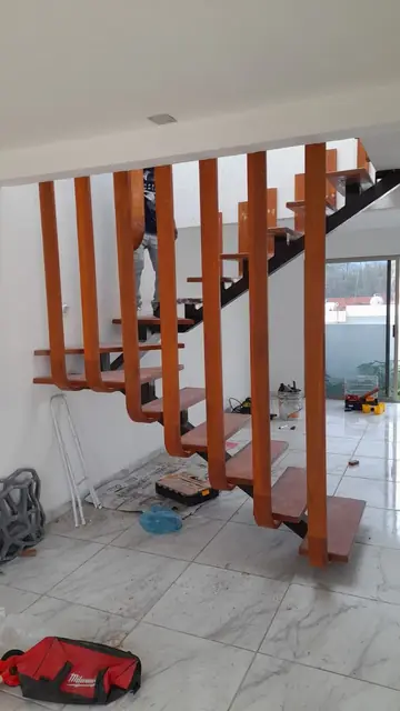 Escalera flotante con barandal de madera — foto 4