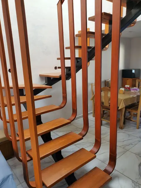 Escalera flotante con barandal de madera — foto 6