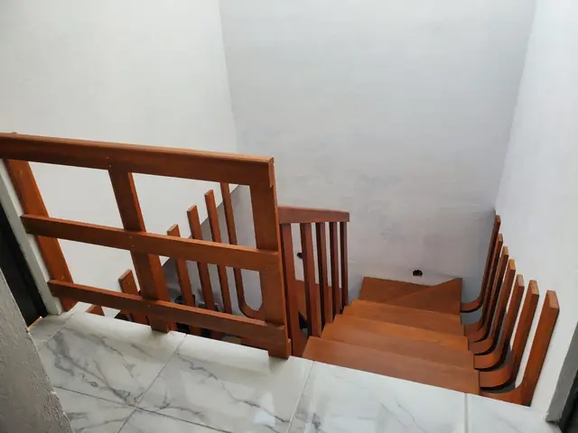 Escalera flotante con barandal de madera — foto 7