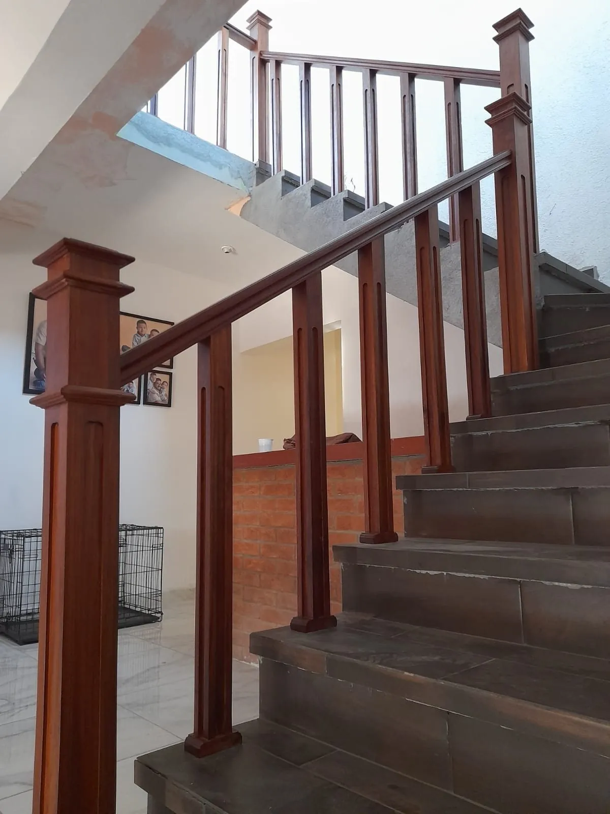 Barandal de postes en escalera de dos tramos