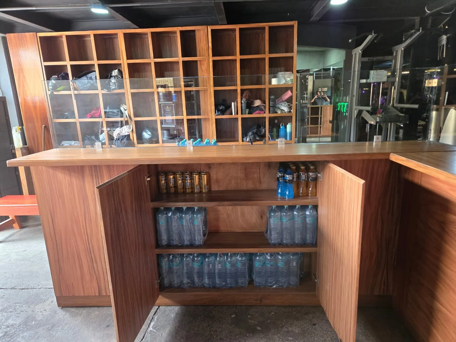 Recepción y casilleros para gimnasio