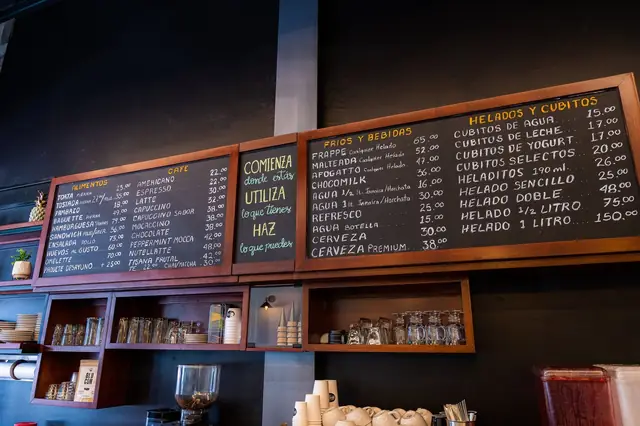 Heladería y cafetería: bancas capitonadas y lambrín — foto 8