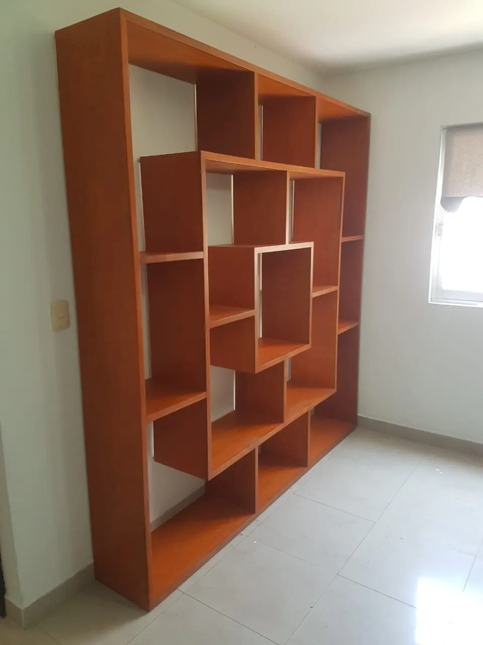 Librero geométrico de madera — foto 2