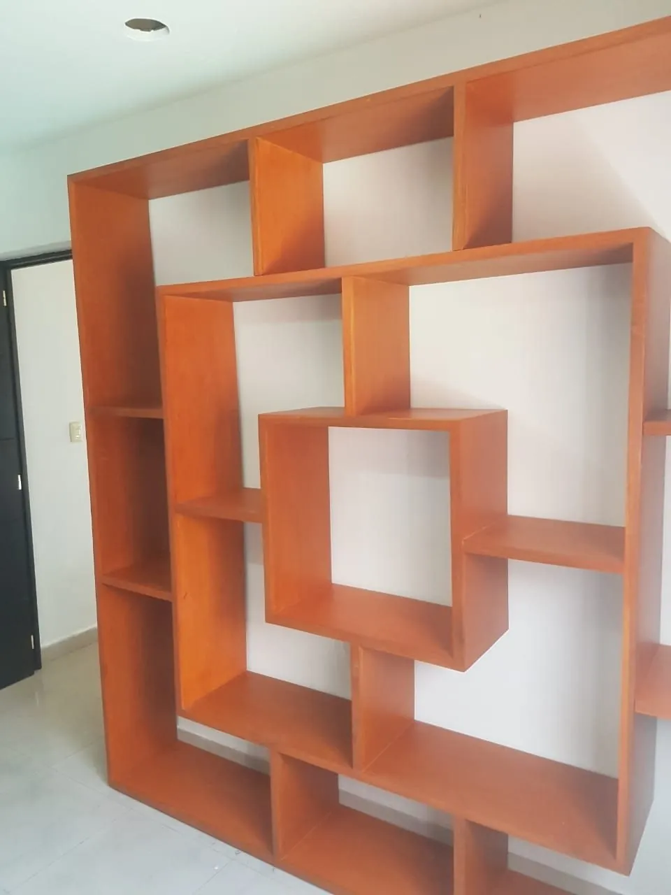 Librero geométrico de madera — foto 3