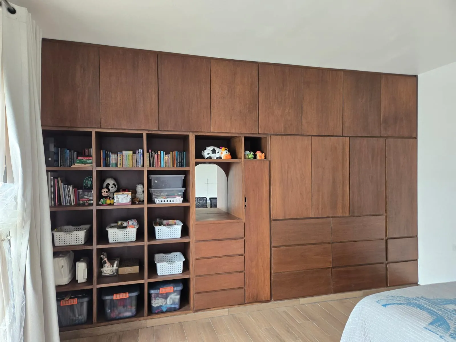 Muro de clósets con libreros para recámara