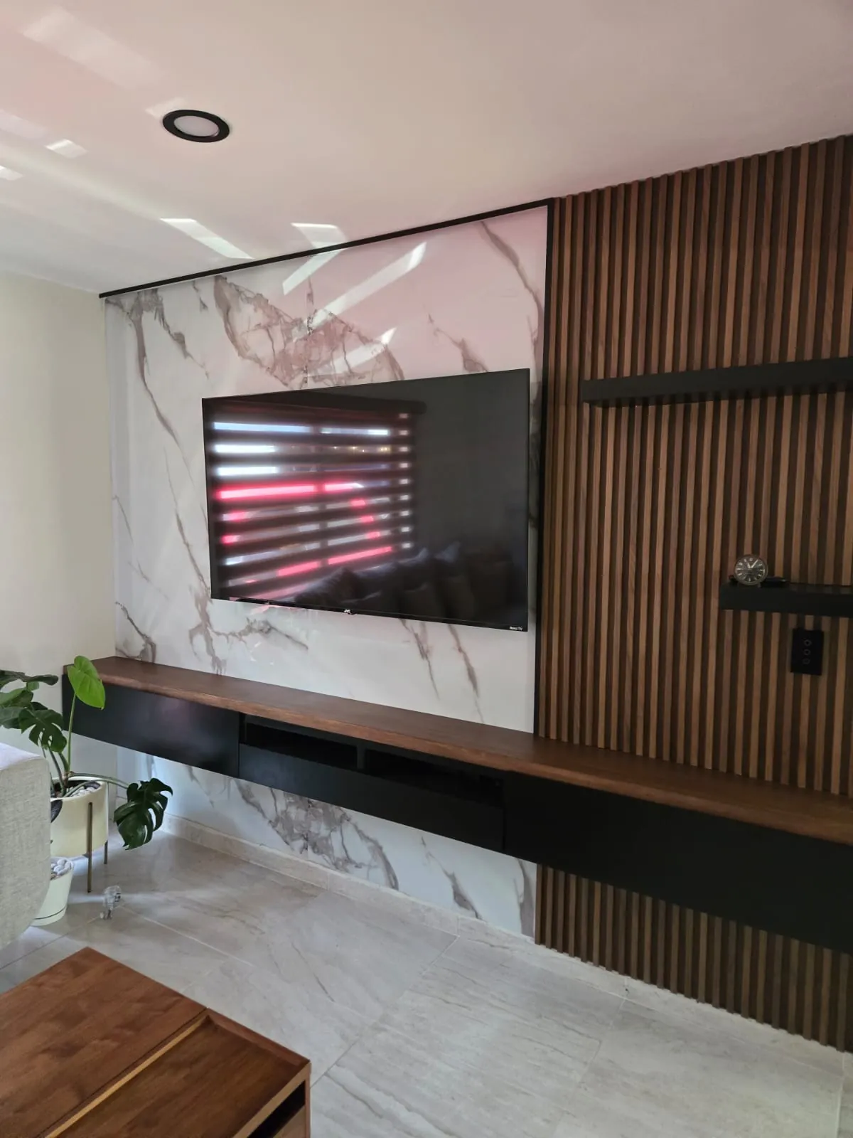 Muro de TV con lambrín y mármol — foto 4