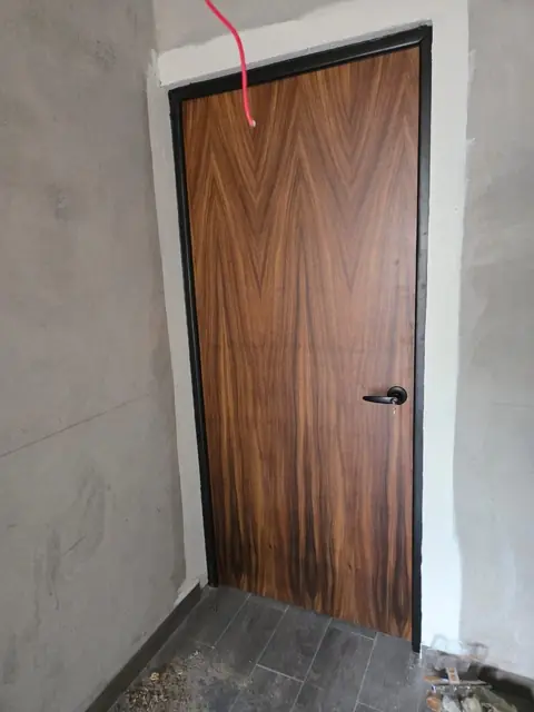 Puertas entintadas y de chapa de madera — foto 10