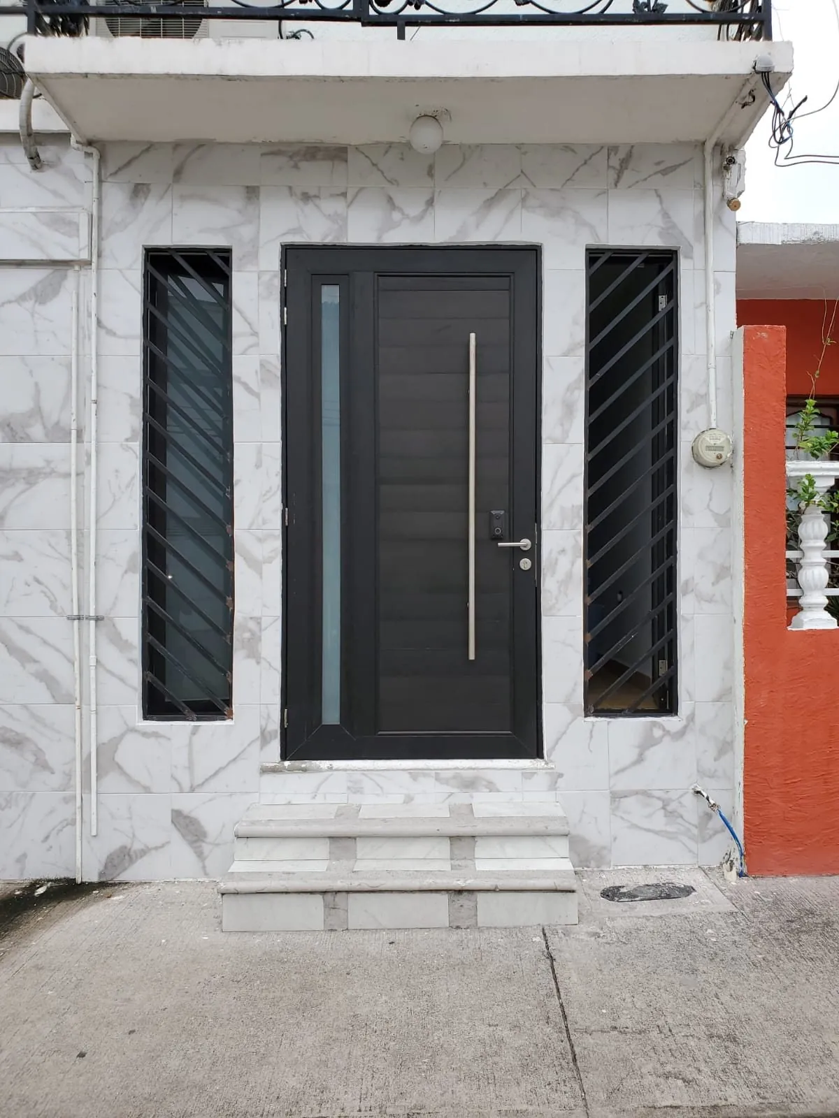 Puertas de aluminio, cristal y herrería