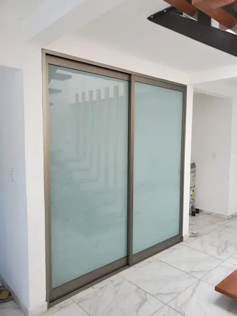 Puertas de aluminio, cristal y herrería — foto 3