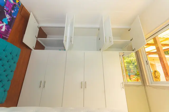 Recámara infantil con clósets y escritorio — foto 5