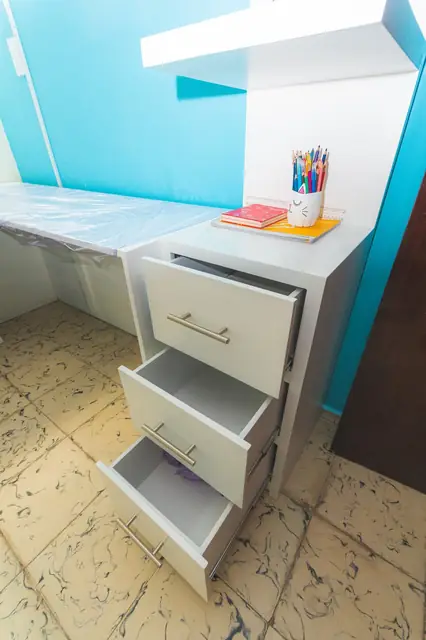 Recámara infantil con clósets y escritorio — foto 8