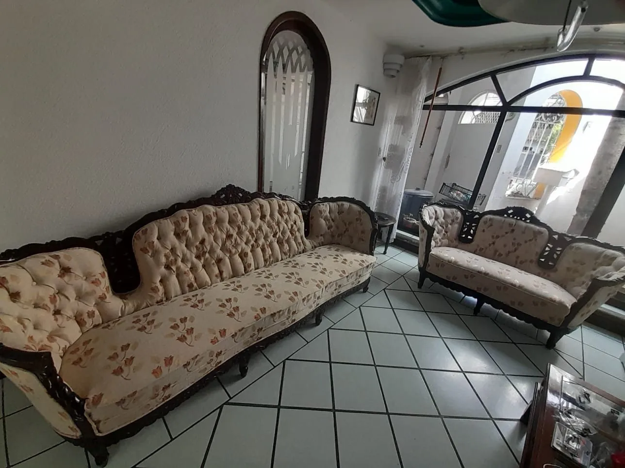 Retapizado de sala de madera tallada
