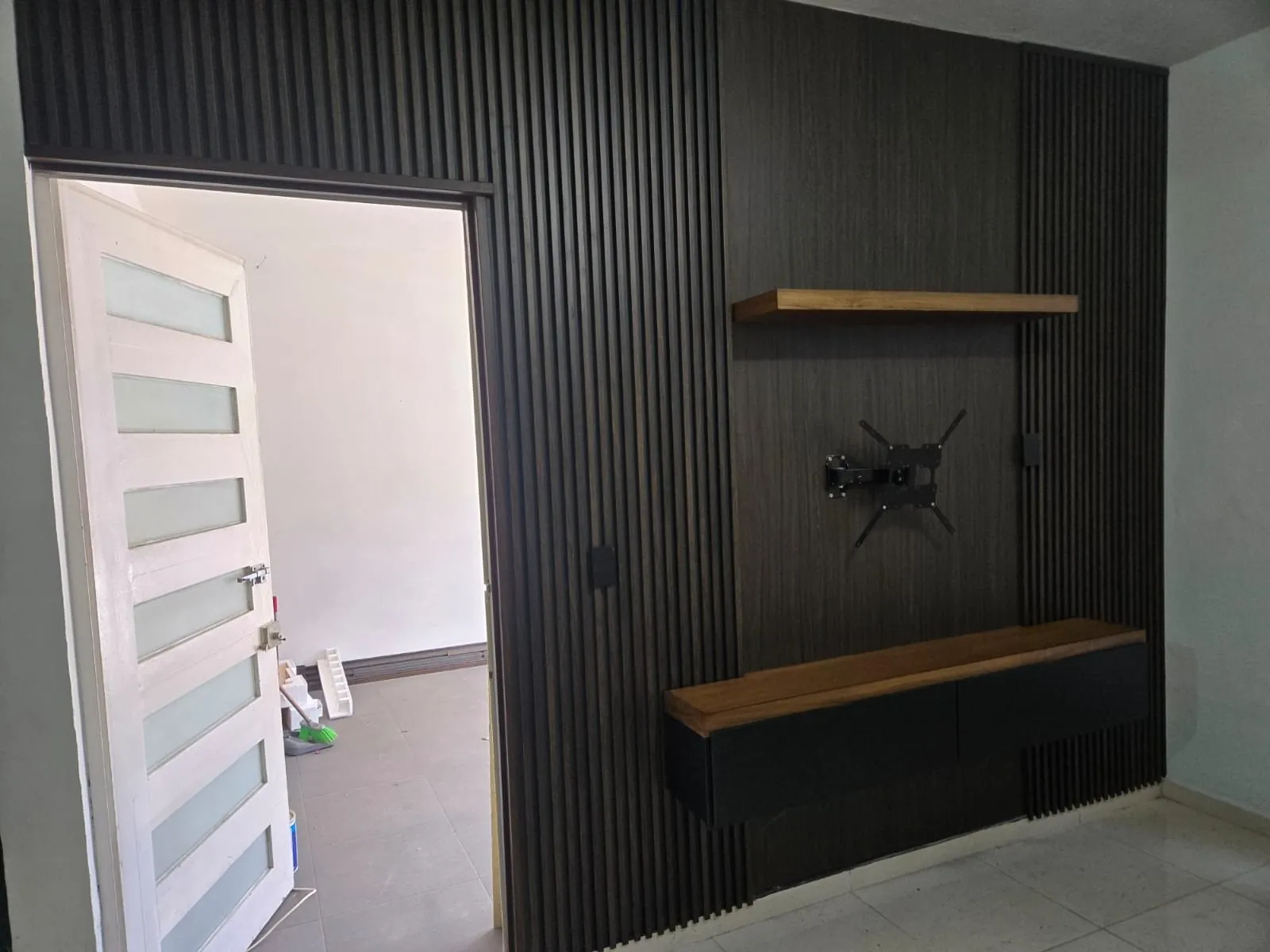 Muro de TV con lambrín
