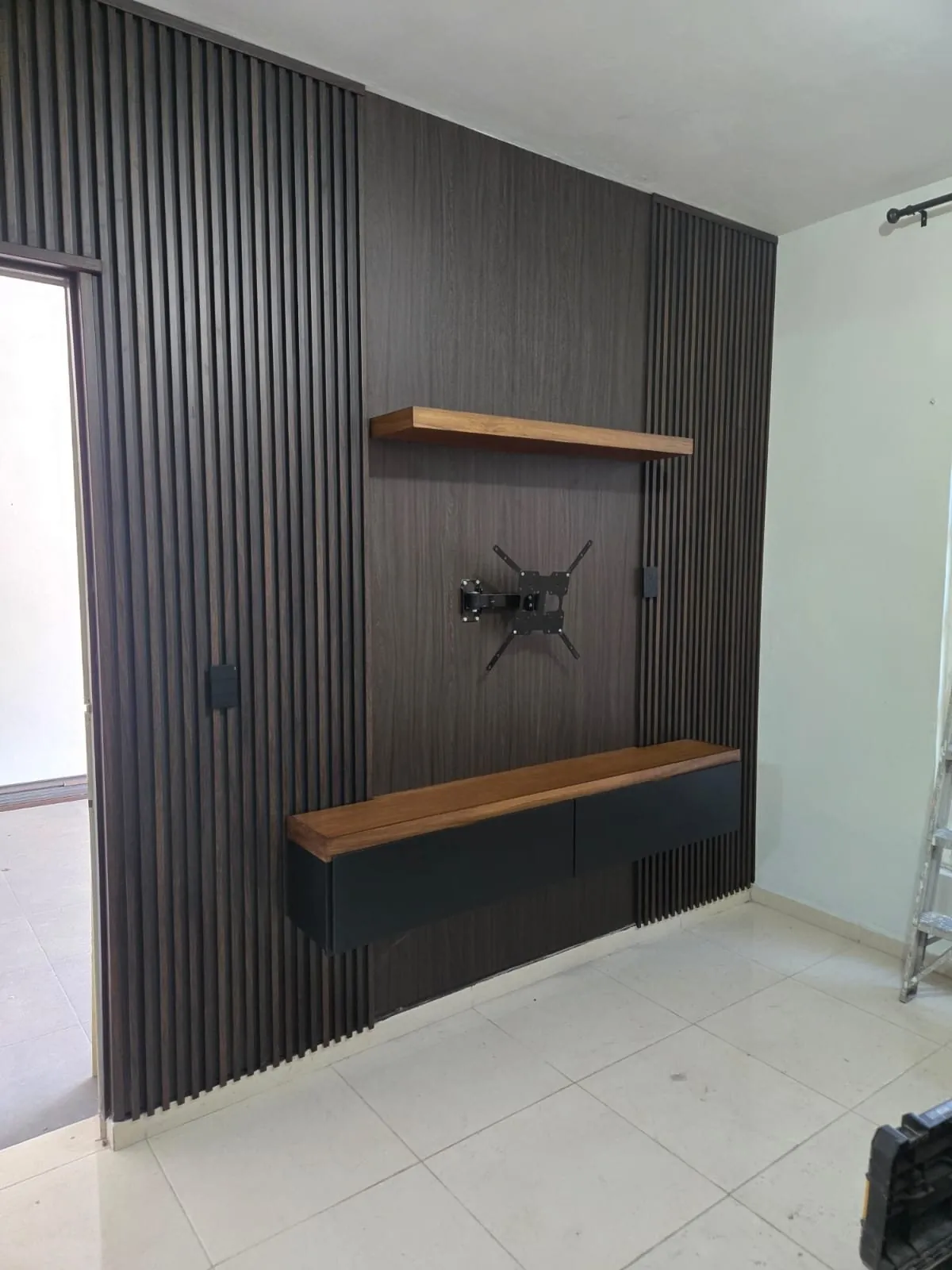 Muro de TV con lambrín — foto 3