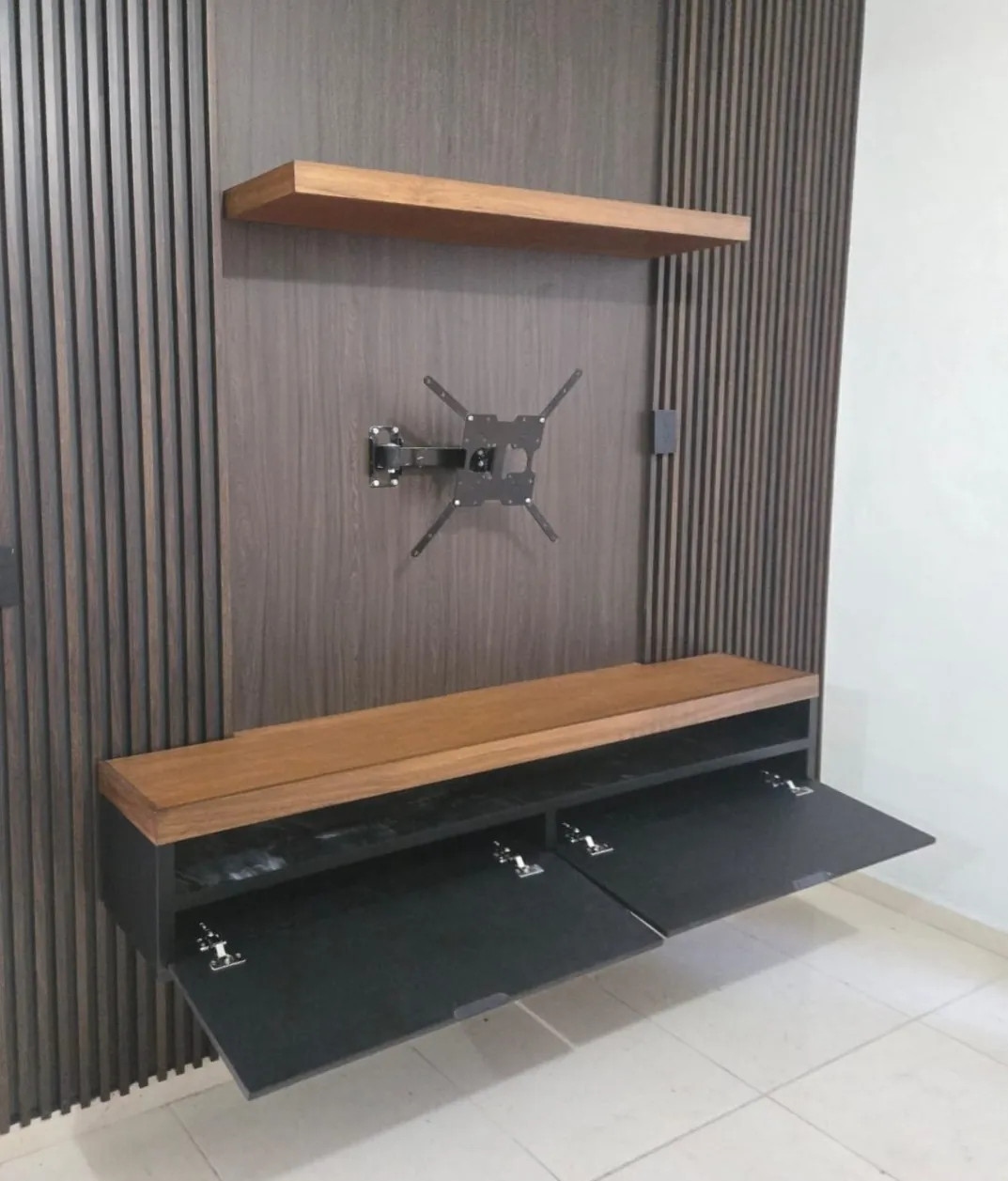 Muro de TV con lambrín: abierto