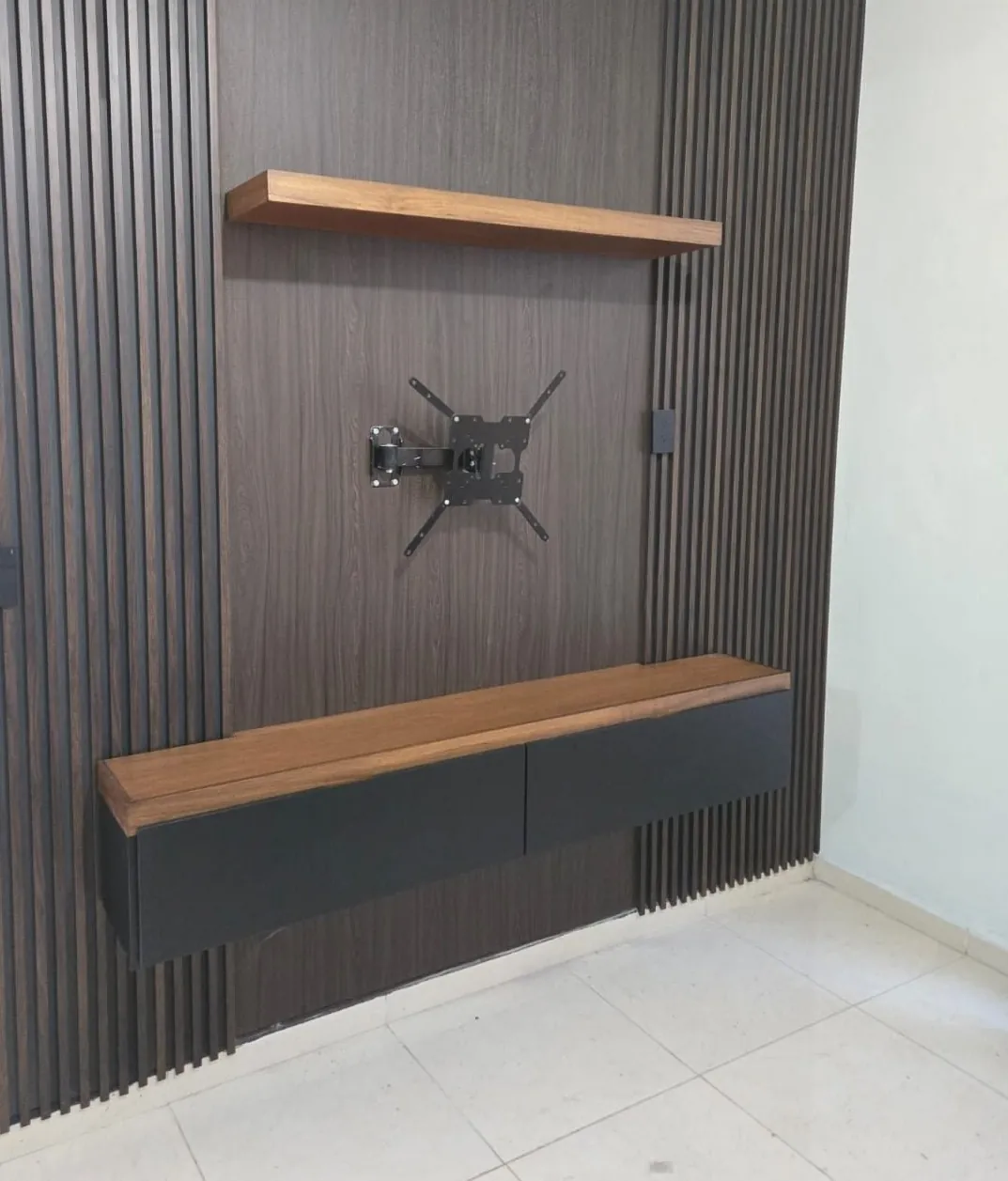 Muro de TV con lambrín: cerrado