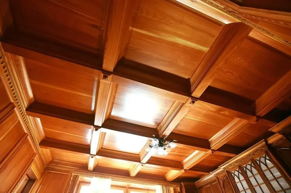 Techo artesonado de madera