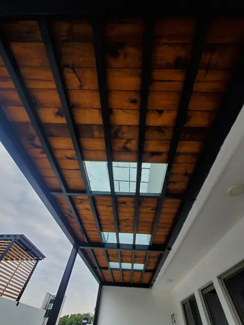 Techo de madera con tragaluces — foto 2