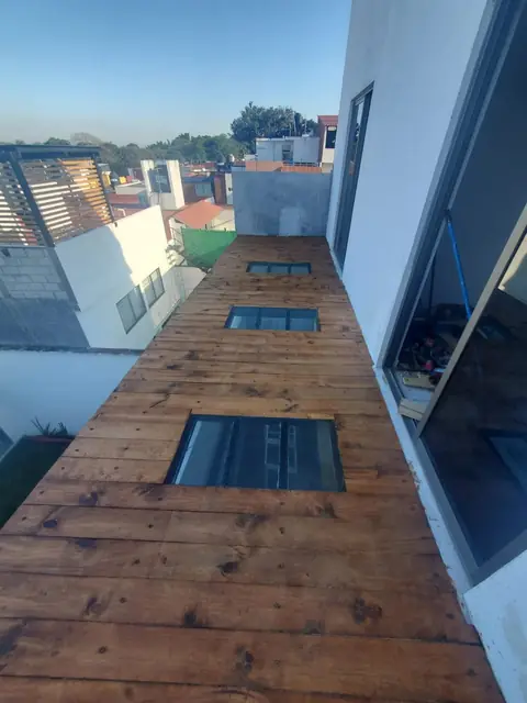 Techo de madera con tragaluces — foto 3