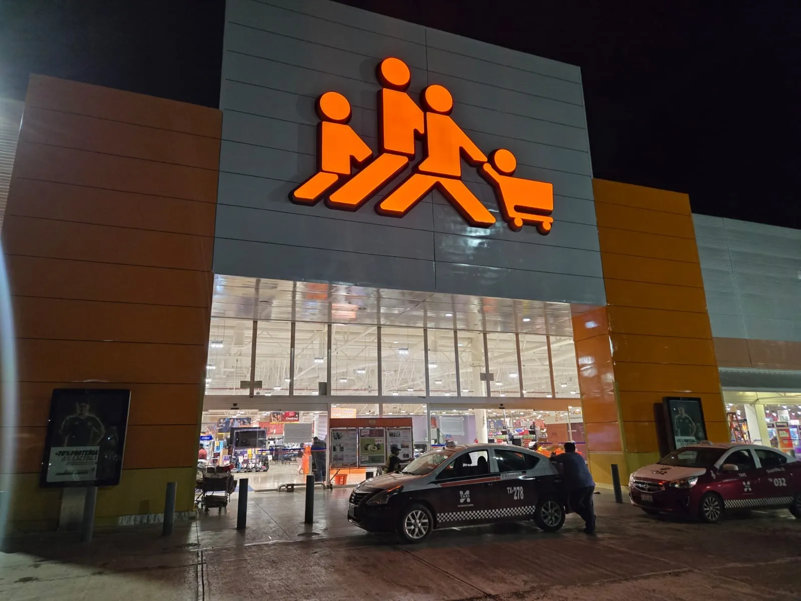 Tiendas de autoservicio: fachadas, aluminio y cristal