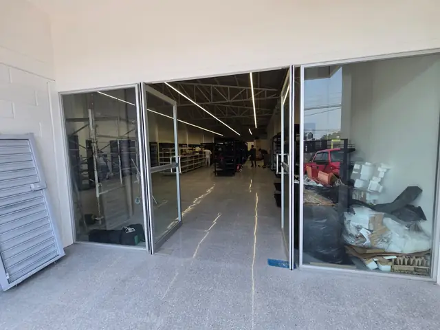 Tiendas de autoservicio: fachadas, aluminio y cristal — foto 4