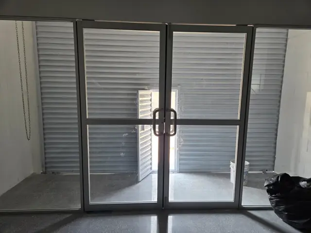 Tiendas de autoservicio: fachadas, aluminio y cristal — foto 5