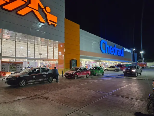 Tiendas de autoservicio: fachadas, aluminio y cristal — foto 13