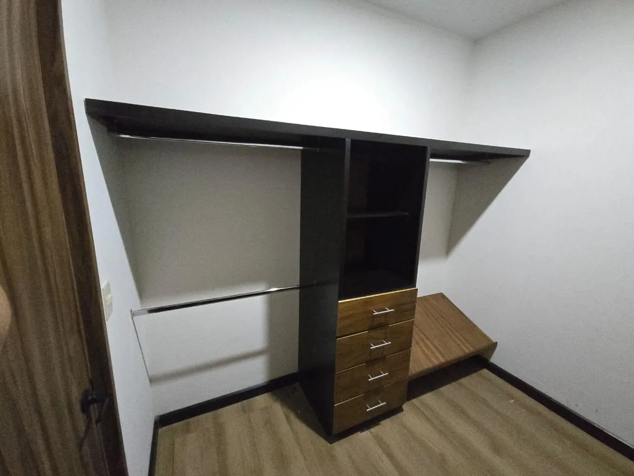 Vestidor negro con cajones tono nogal